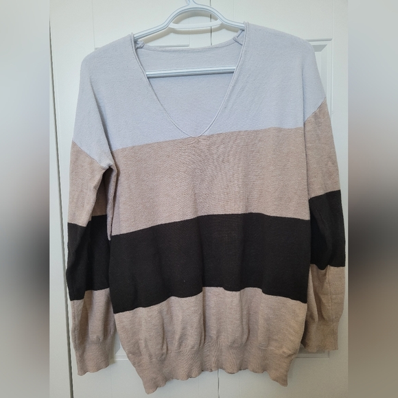 V-Neck Color Block Long Sleeve - Picture 1 of 2